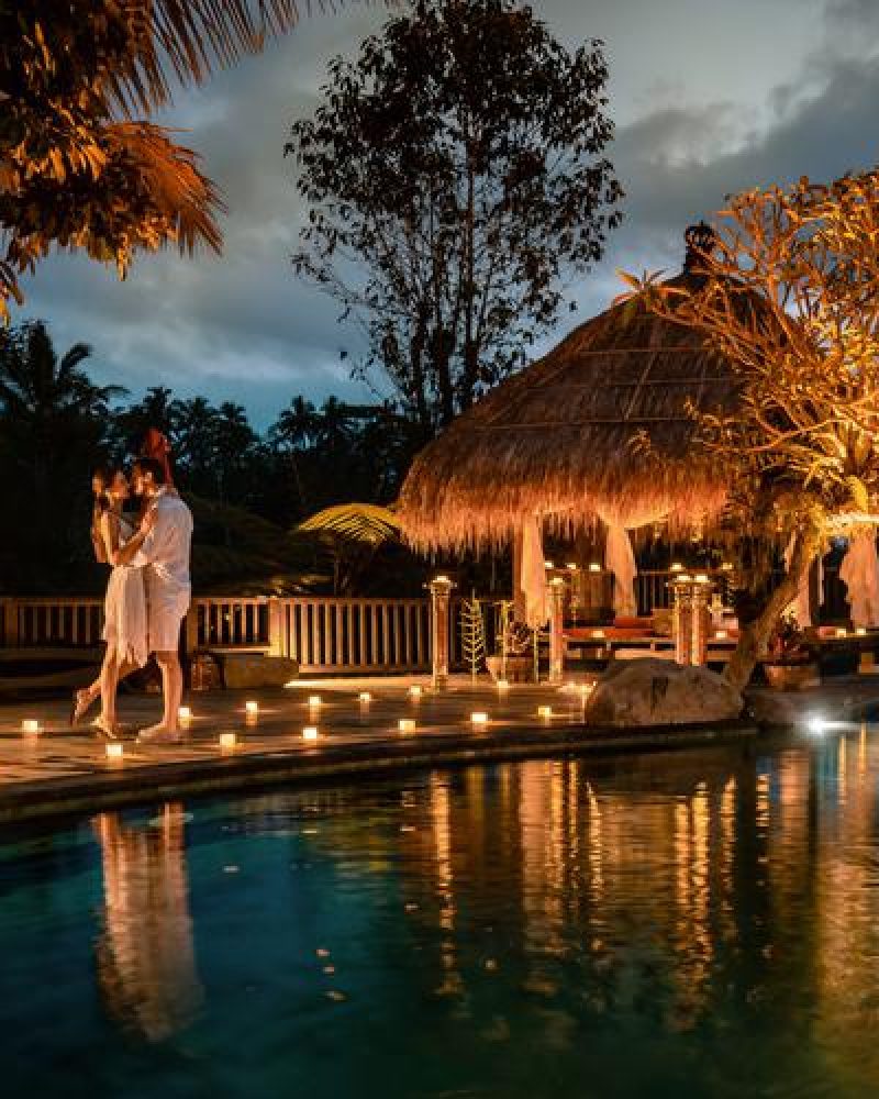 couple-kissing-illuminated-poolside-dusk-scaled